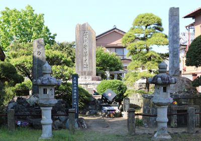 延命寺にある笹川の繁蔵の碑と平手造酒の墓