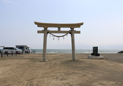 釣ヶ埼海岸の鳥居