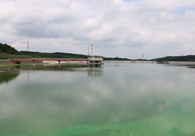 ダム湖の市津湖