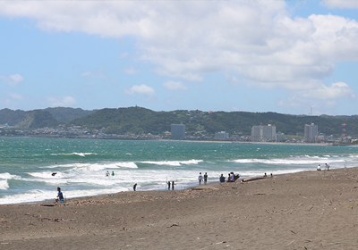 横渚海岸とホテル群