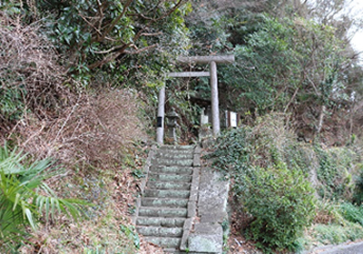 竜島付近には供養のために建てられた「鯨塚」がある